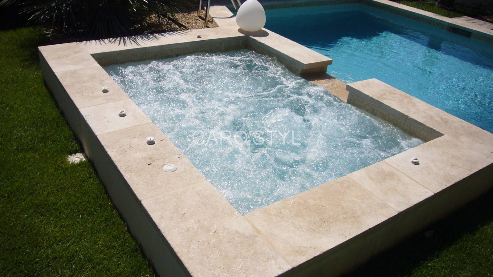 spas de piscine en carrelage de travertin dans le var 83 près de toulon