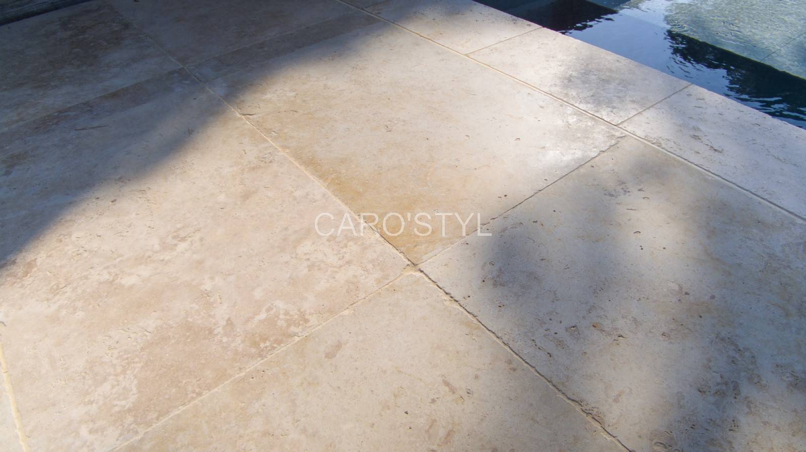 Dallage d'une terrasse en pierre naturelle de travertin, vers Cavalière 83 Var