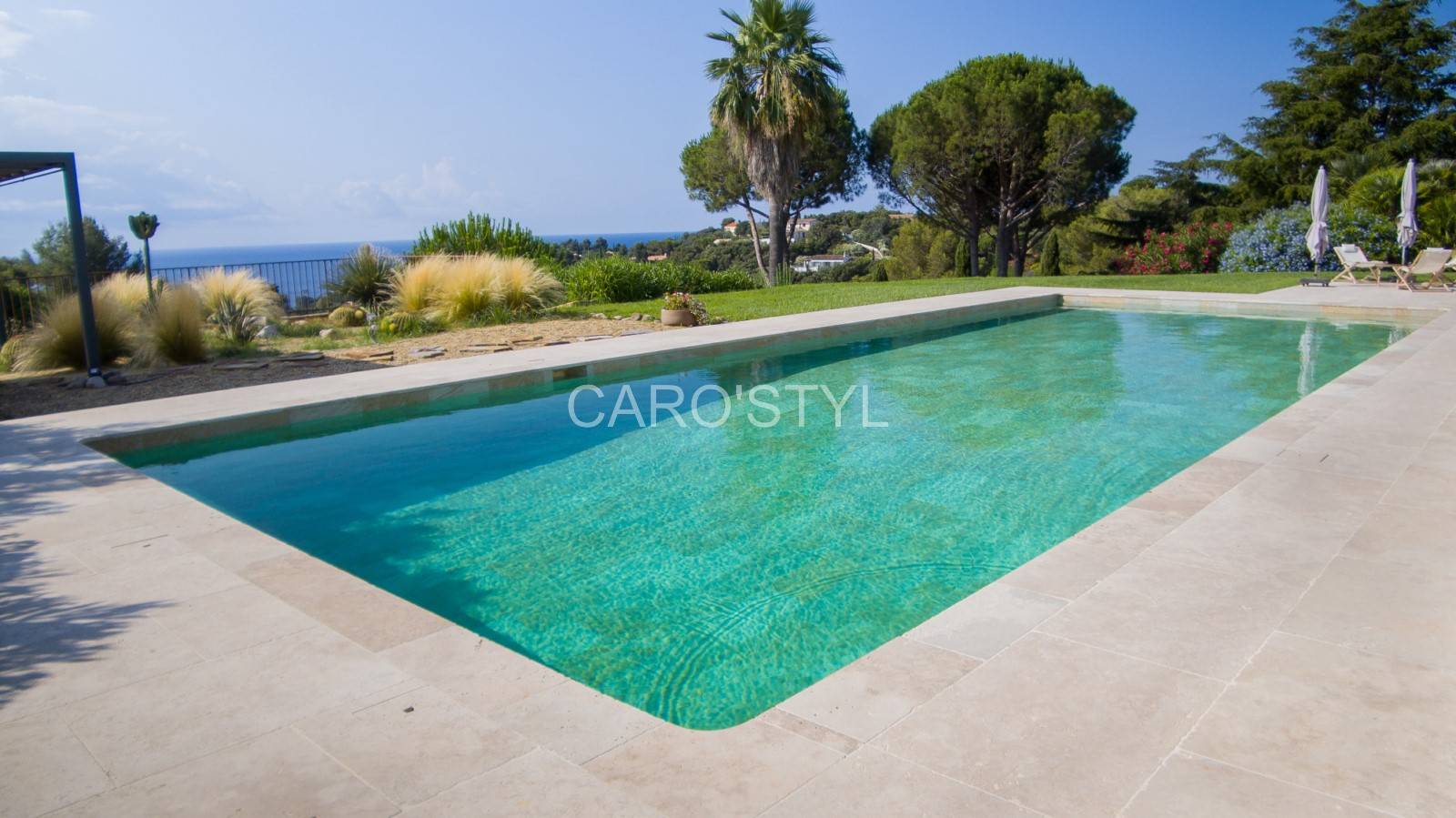 Quel carrelage pour une piscine à l'eau émeraude, Sable de Phuket, vers Sainte-Maxime 83 VAr