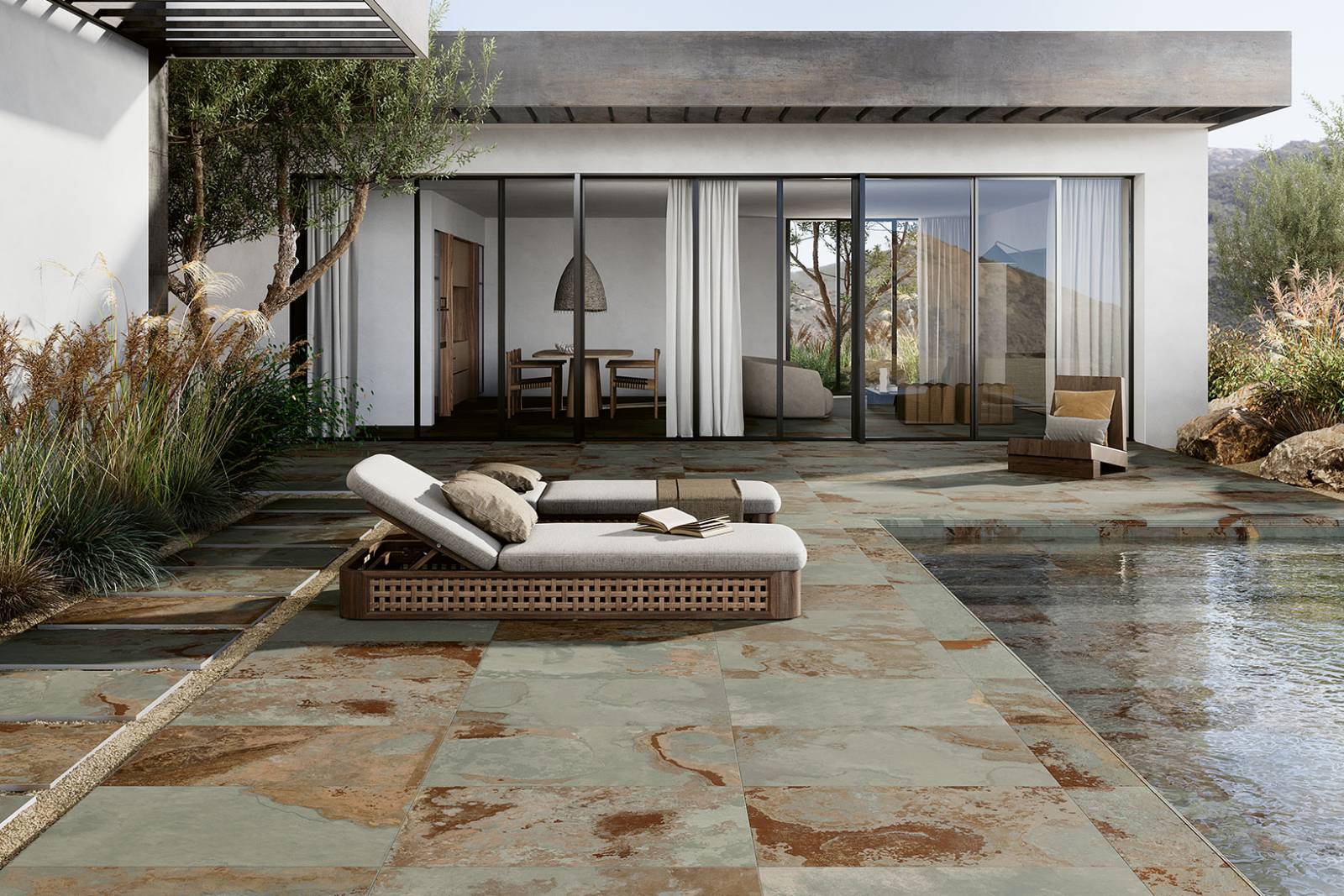 Espace extérieur contemporain avec le carrelage Baléares imitation pierre de Bali, offrant un revêtement antidérapant idéal pour les terrasses, plages de piscine ou patios tropicaux.