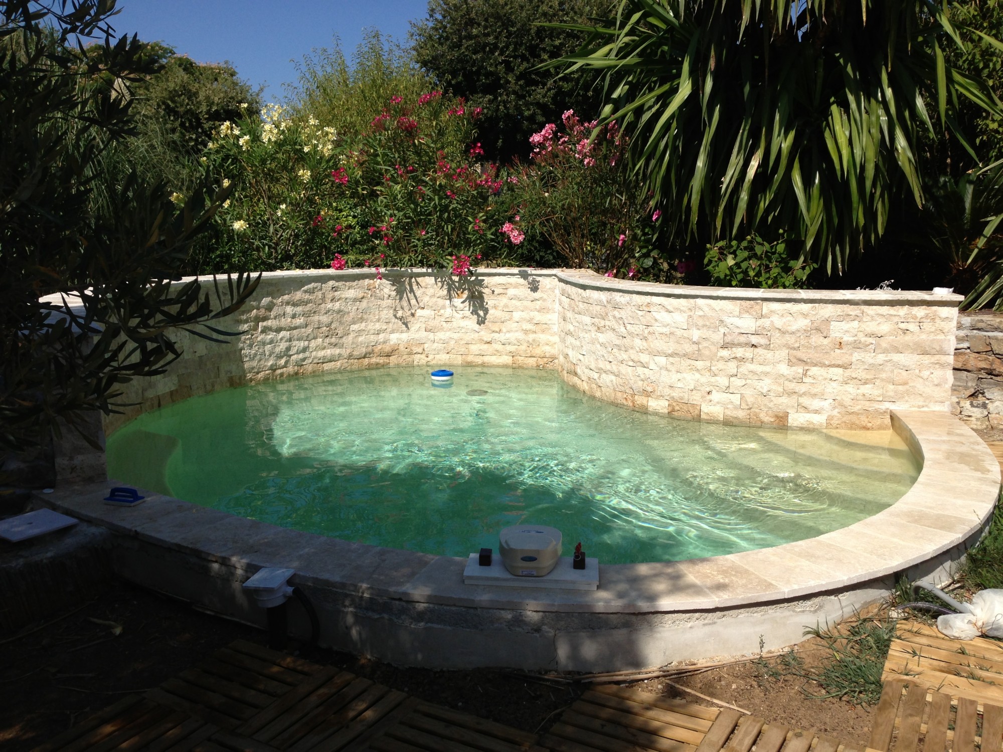 Mur de piscine en travertin éclaté, à La Seyne sur Mer 83500 Var