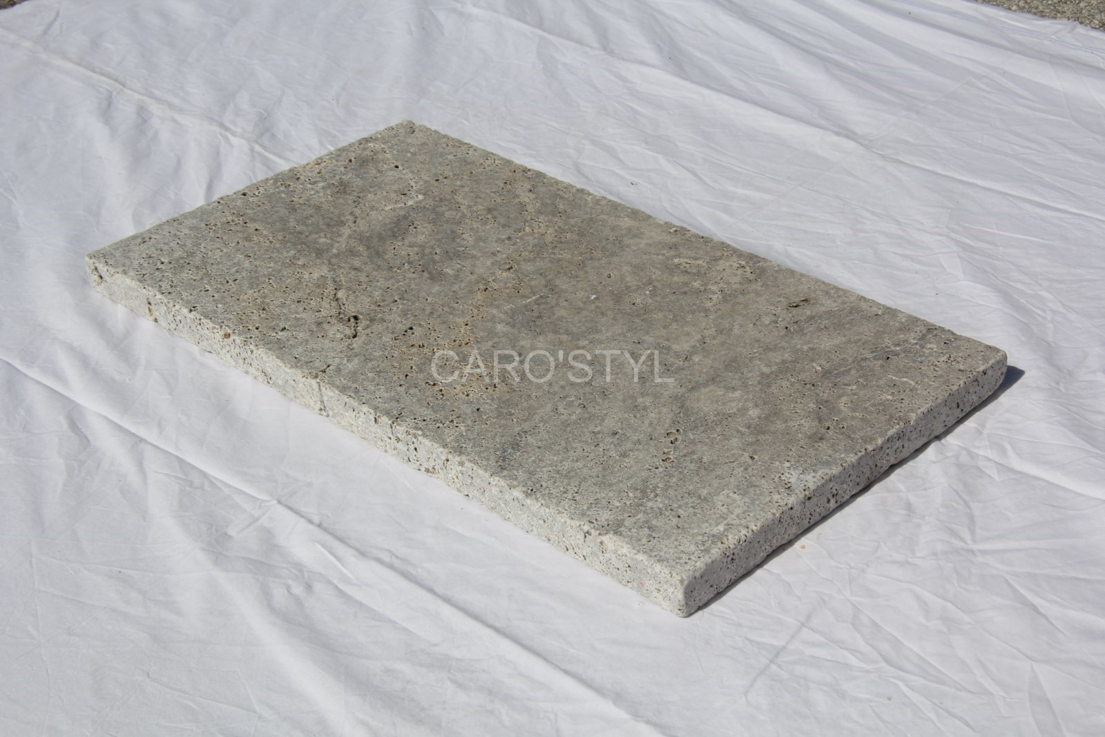 Margelle de piscine en travertin gris vers Paris 75 Ile de France