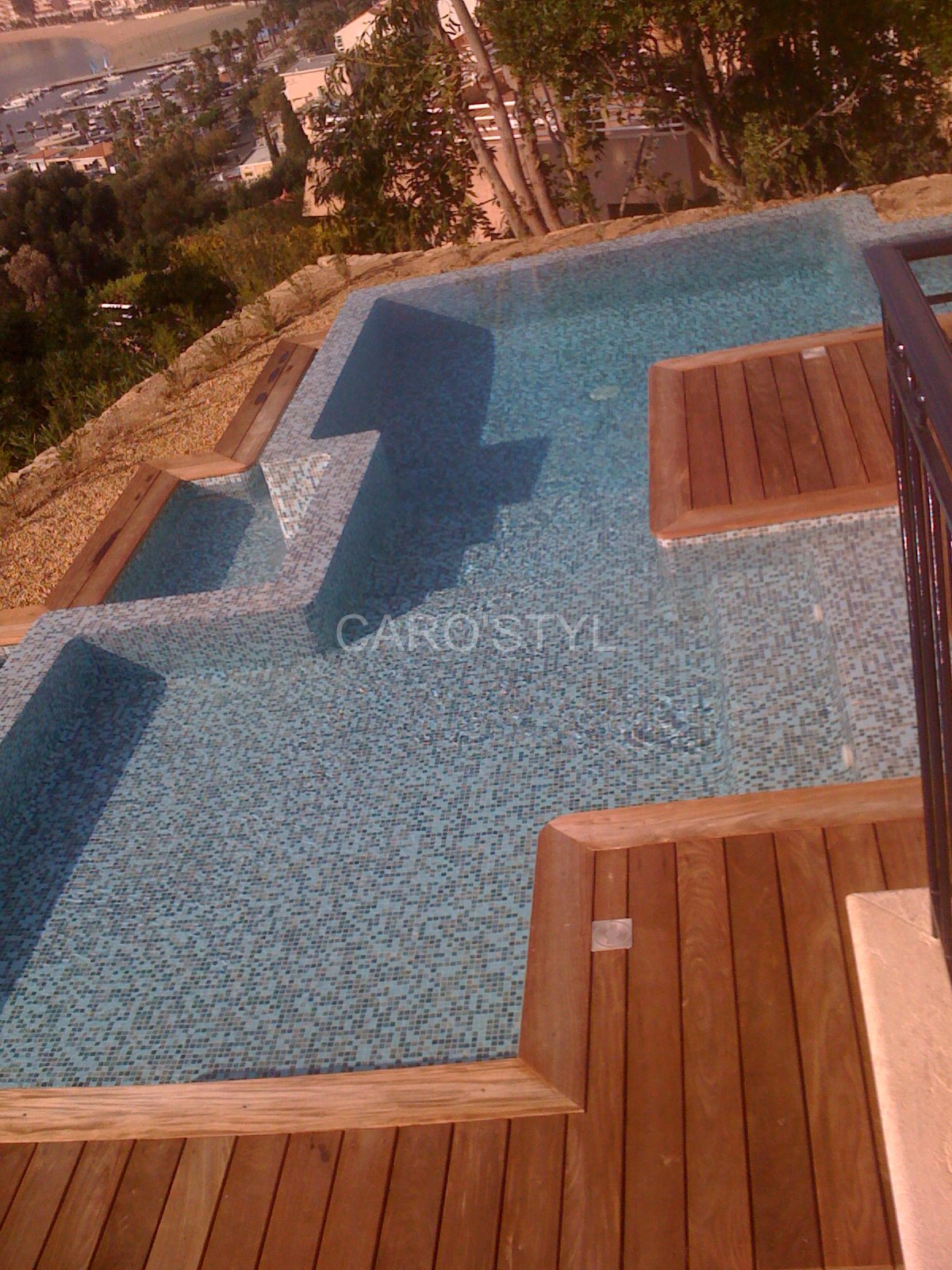 piscine en mosaïque bleue près de marseille 13 bouches du rhône