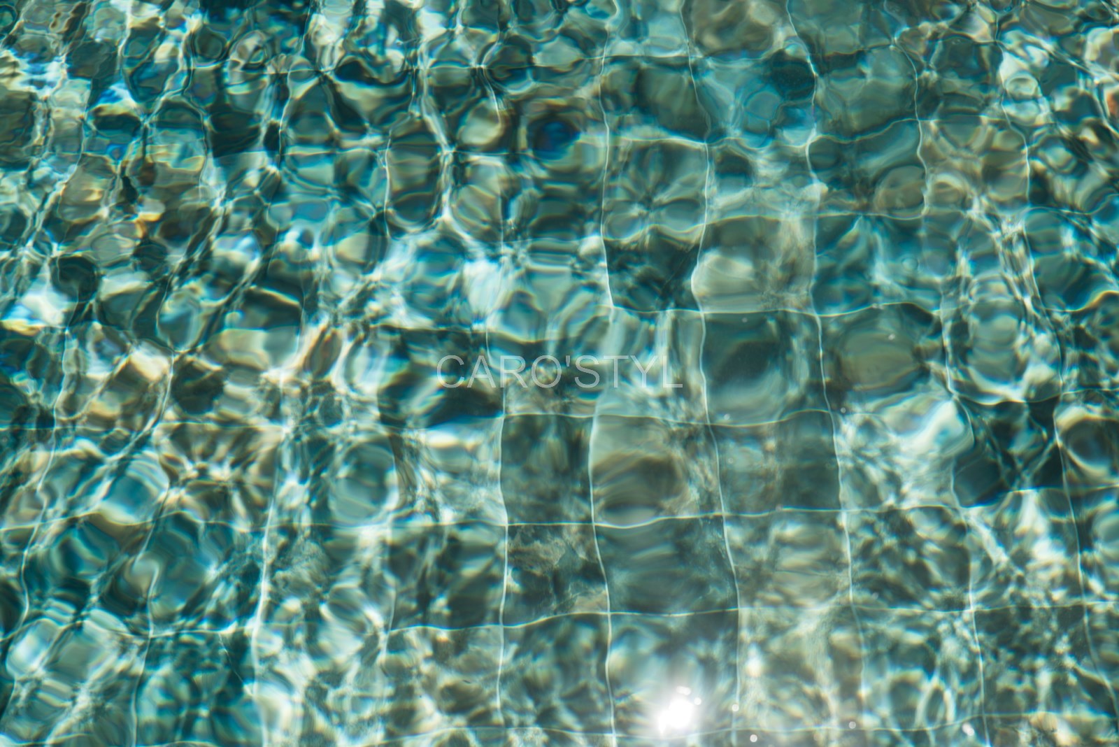 piscine avec eau verte émeraude de bali type pierre naturelle, près de  aigues mortes 30 gard