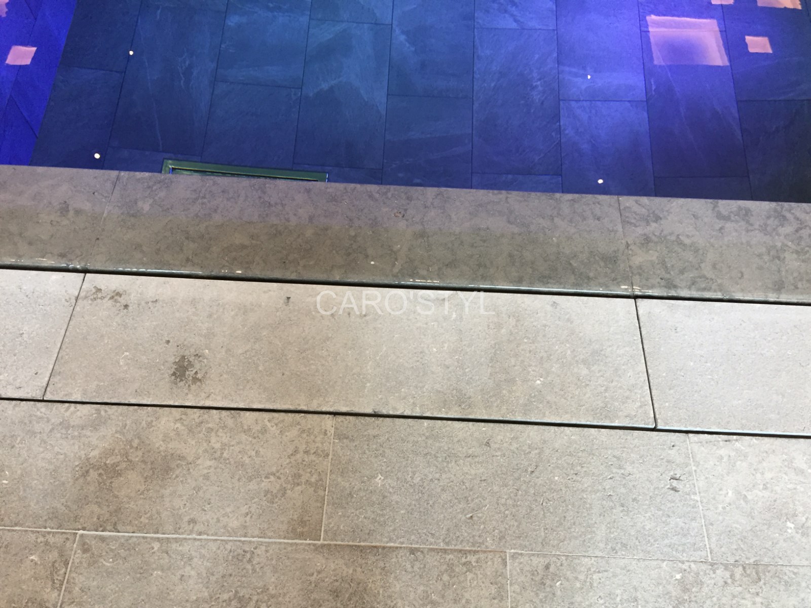 pierre de barcelone grise antidérapante pour plage de piscine, à saint-tropez 83 var