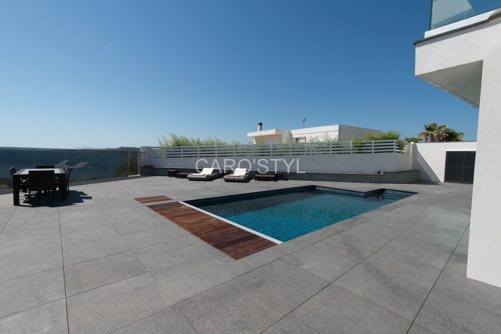 dallage en pierre volcanique noire, pour plage de piscine, en var 83