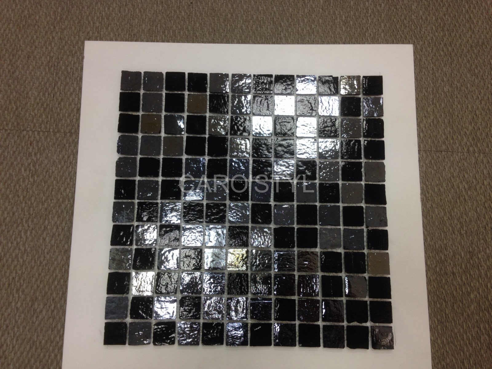 piscine en mosaique 2.5x2.5 noire irisée, près de toulon 83 var