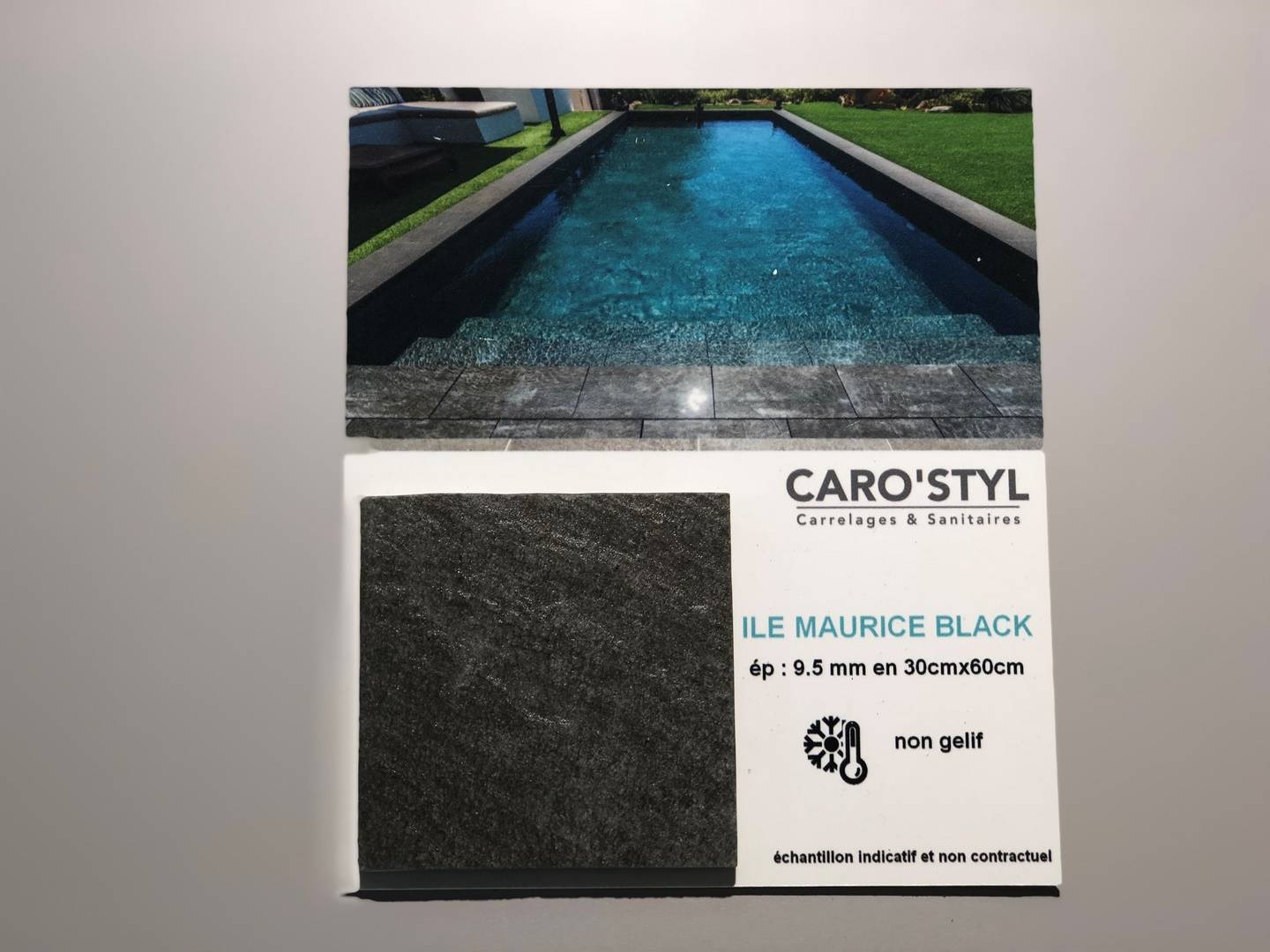 échantillon de carrelage ile maurice black pour piscine contemporaine, noire, anthracite, près de juvignac 34 hérault
