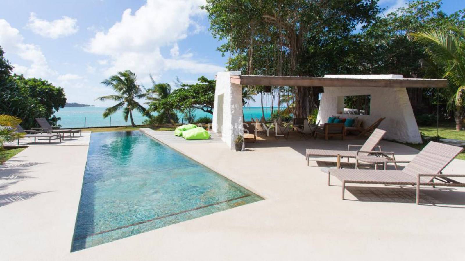 Piscine verte en carrelage imitation pierre asiatique, près de Carpentras 84 Vaucluse