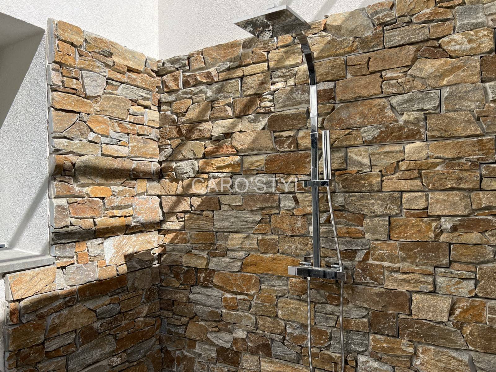 Douche extérieure en pierre pour l’aménagement de votre jardin à Hyères