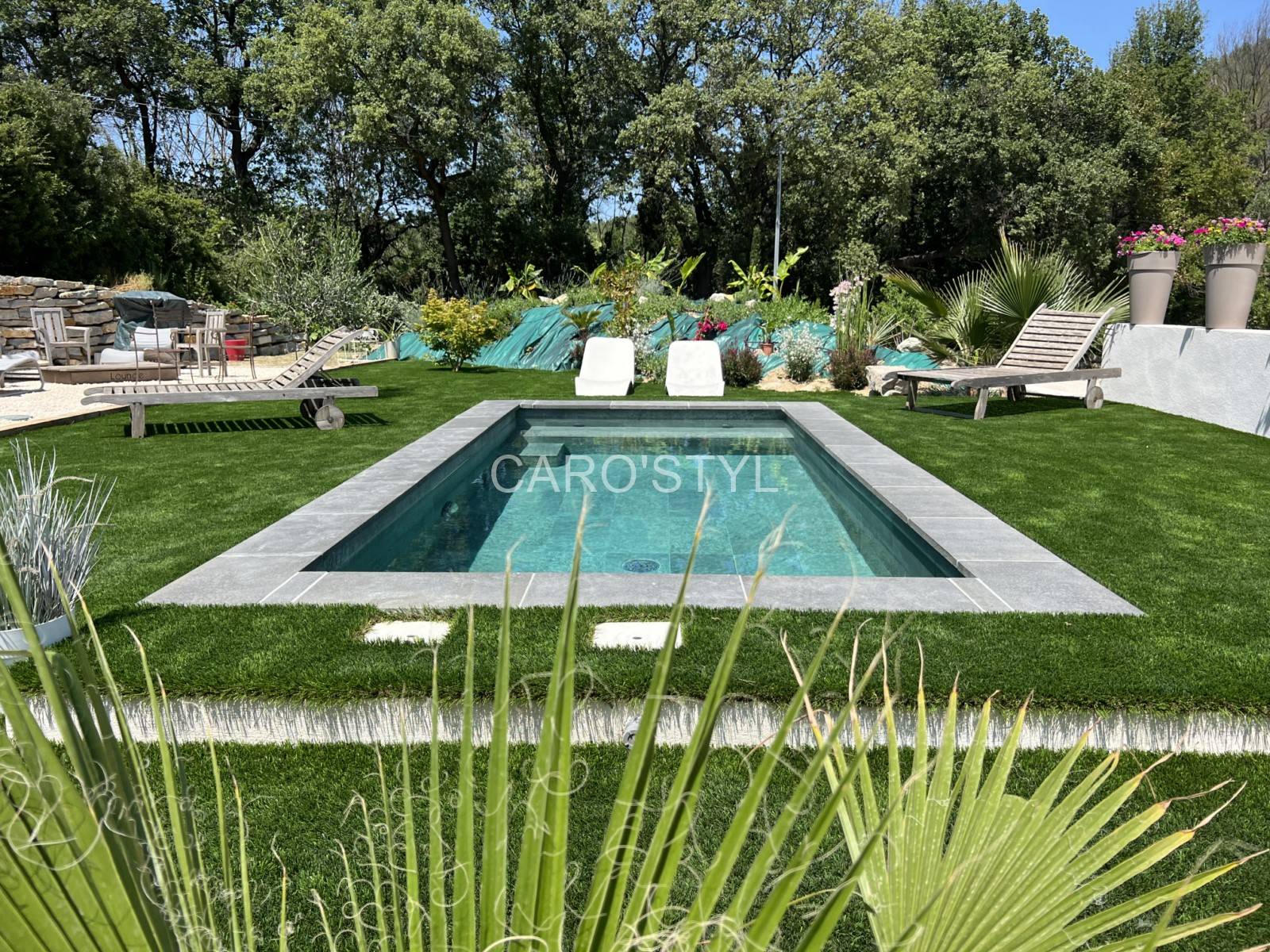 Créer une piscine aux nuances indonésiennes dans le 83