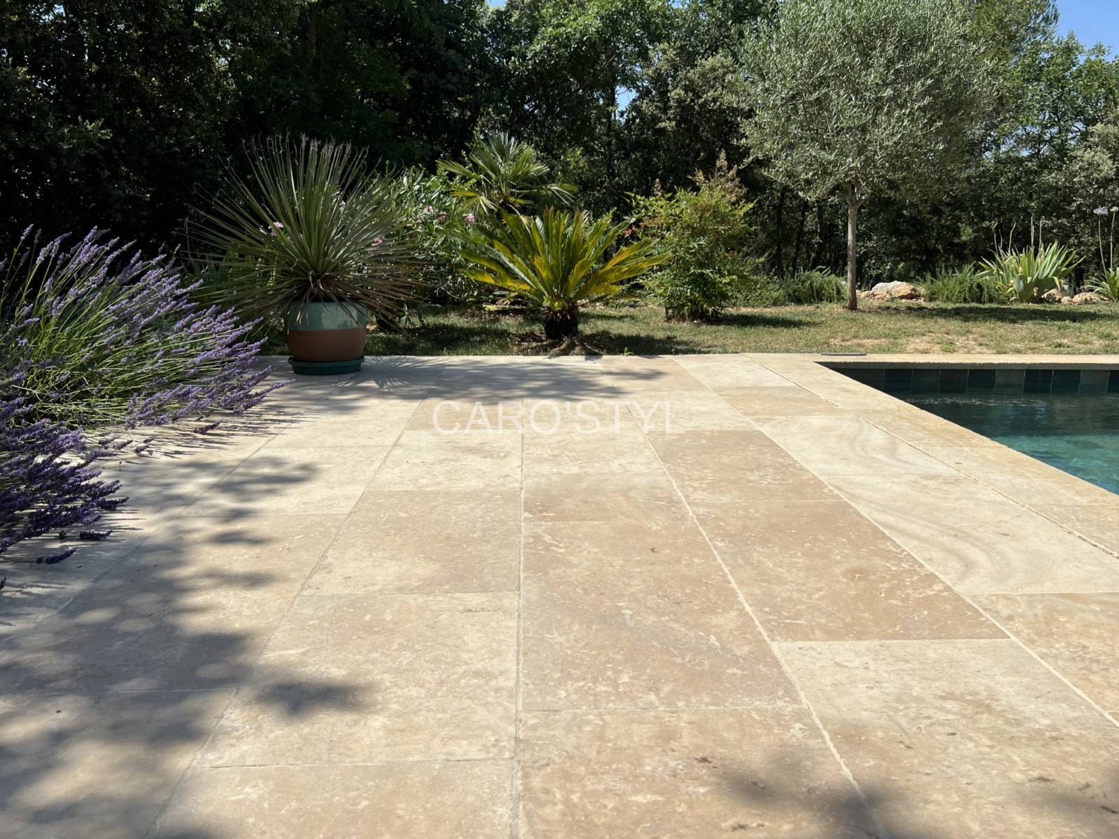 Plage de piscine en pierre naturelle de Bourgogne jaune dans le Var