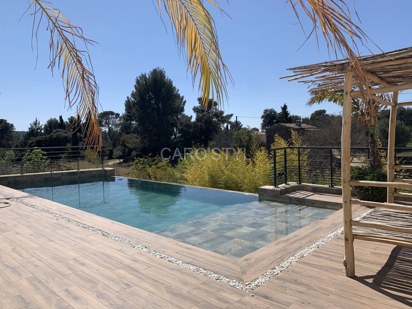 Hyères, piscine avec plage terrasse carrelage en bois foncé