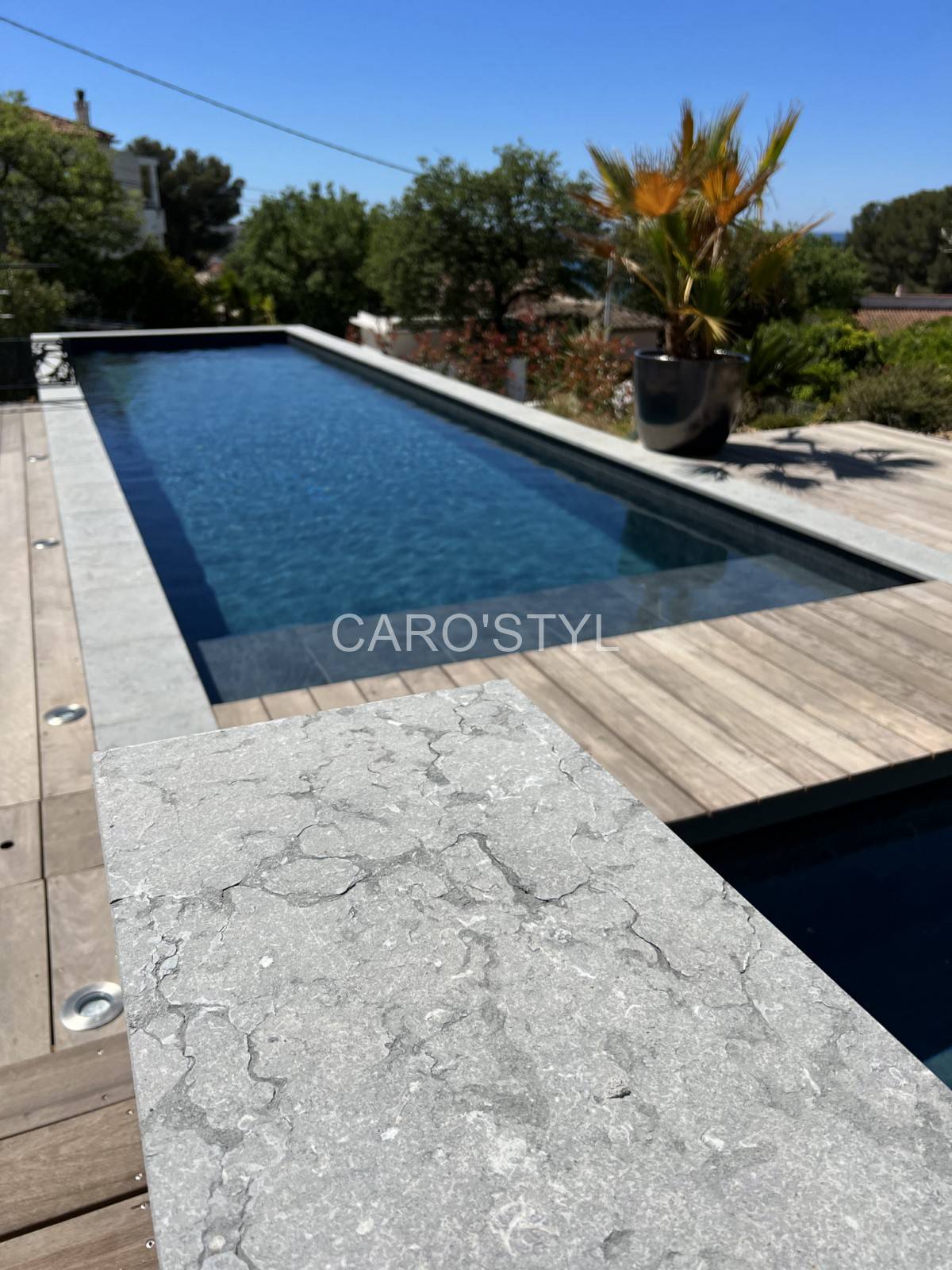 Margelle grise antidérapante pour piscine contemporaine dans le 83