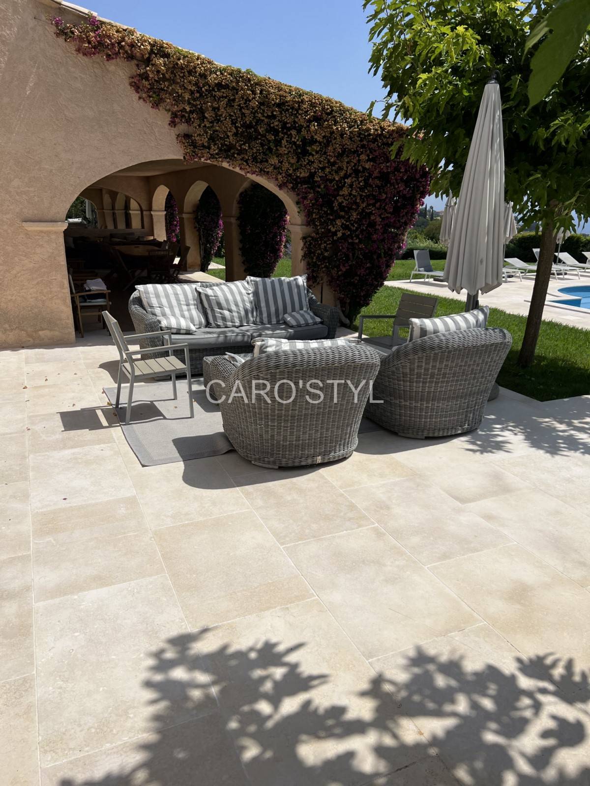 Dalles XL calcaire blanche pour terrasse dans le Var