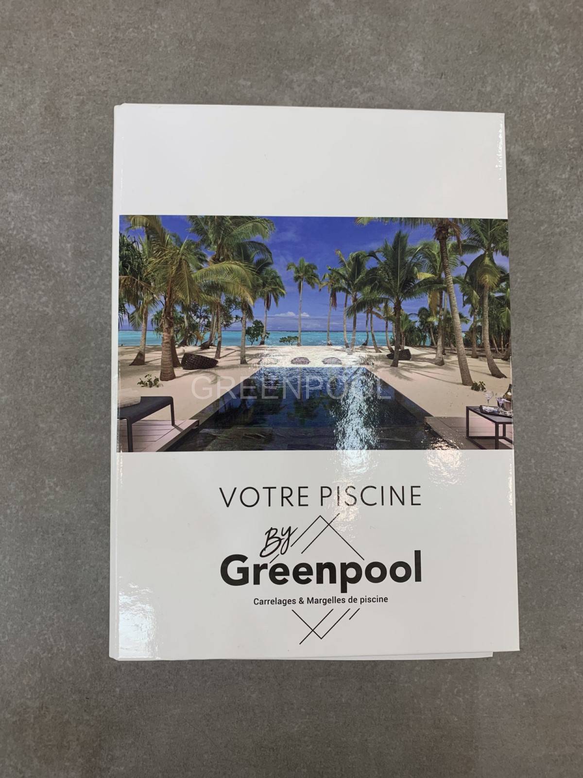Plaquette complète d'échantillons de carrelage pour piscine dans le Var