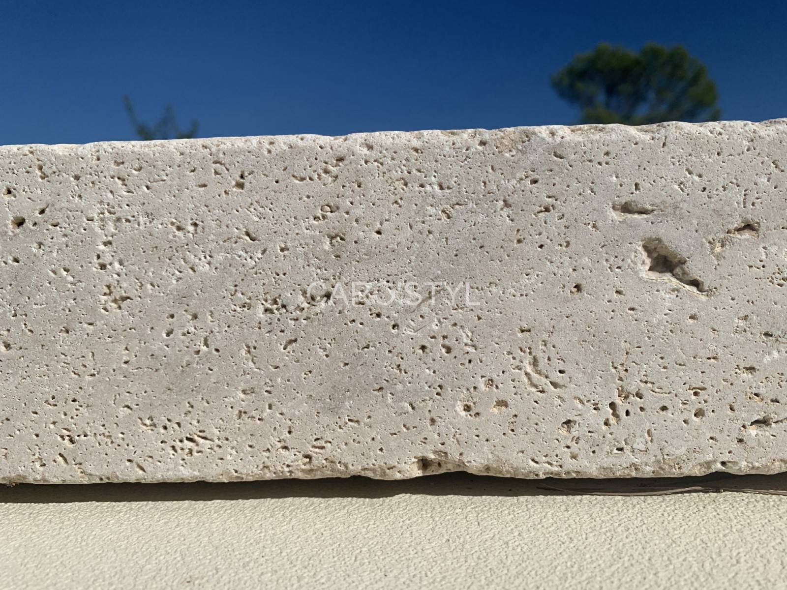 margelle en pierre travertin pour piscine