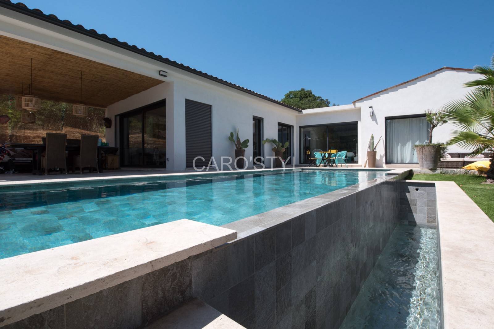 Une piscine à débordement grise très actuelle, près de Toulon 83 Var