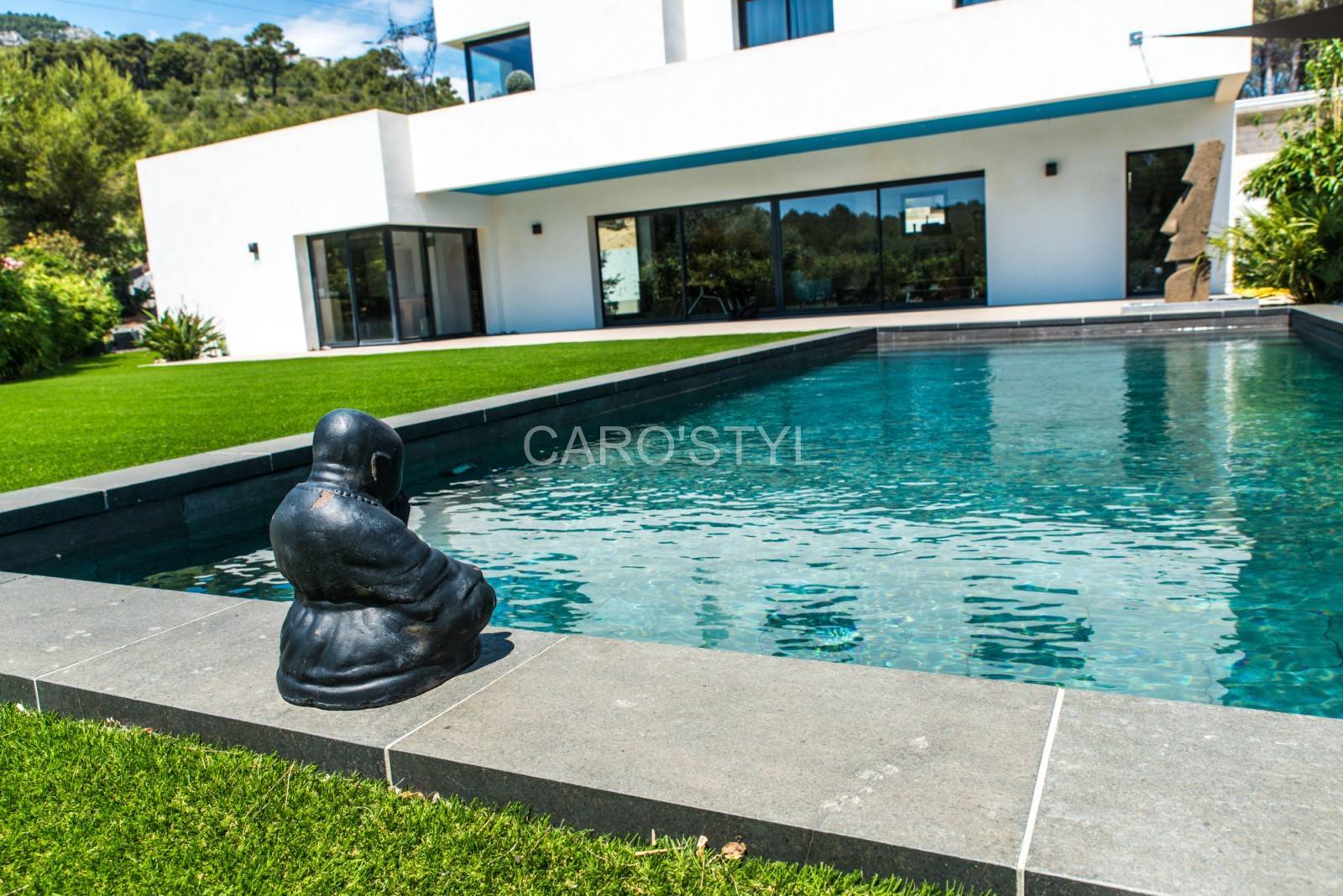Piscine fond noir un revêtement de piscine unique à Hyères