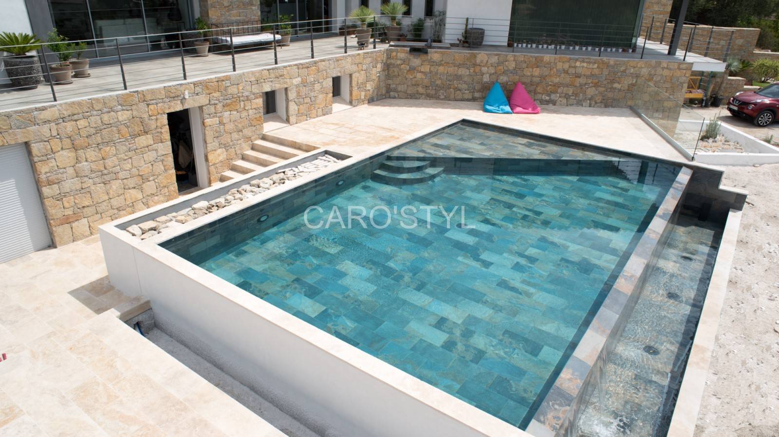 piscine moderne à débordement, près de les mages 30 gard