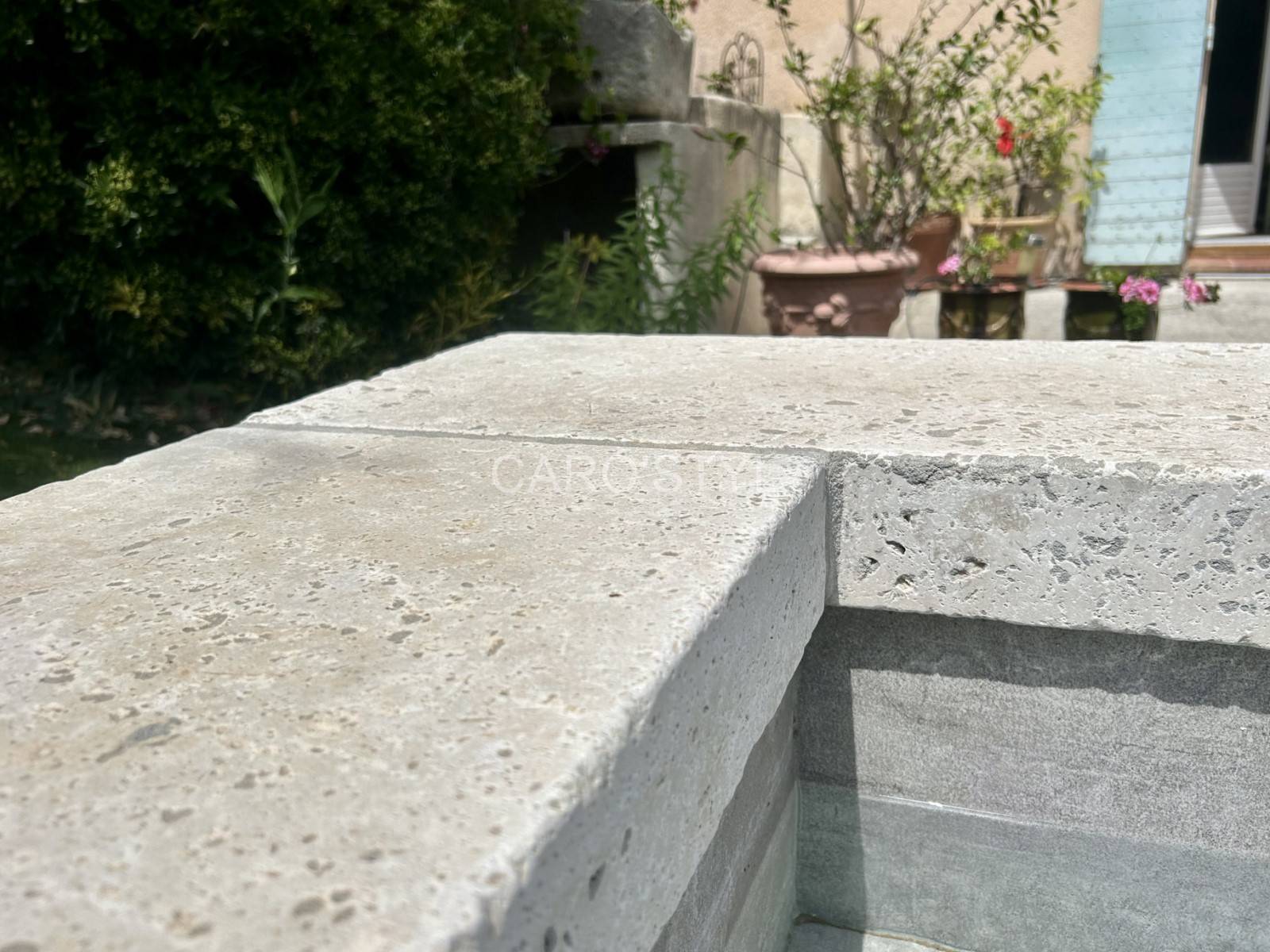 Margelle en pierre naturelle pour bassin dans le Var