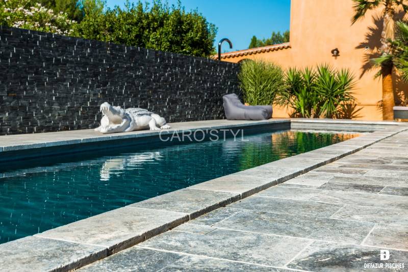 Pierre naturelle de travertin gris pour margelle de piscine moderne, à Flassans 83 Var