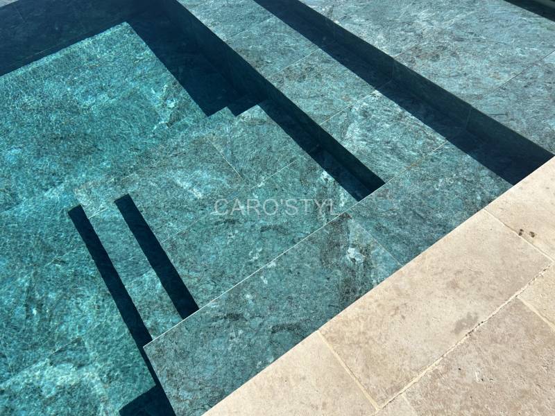 bassin carrelé carrelage piscine haut de gamme vert émeraude effet marbre brillant extérieur intérieur