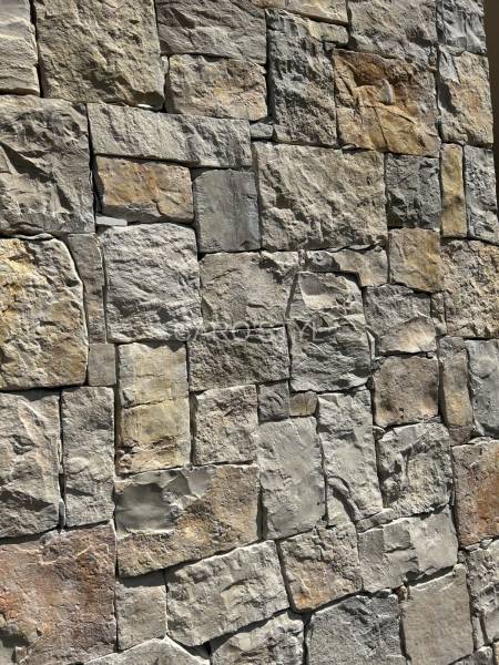 mur extérieur en parement La Cadière pierre naturelle beige gris clair style provençal