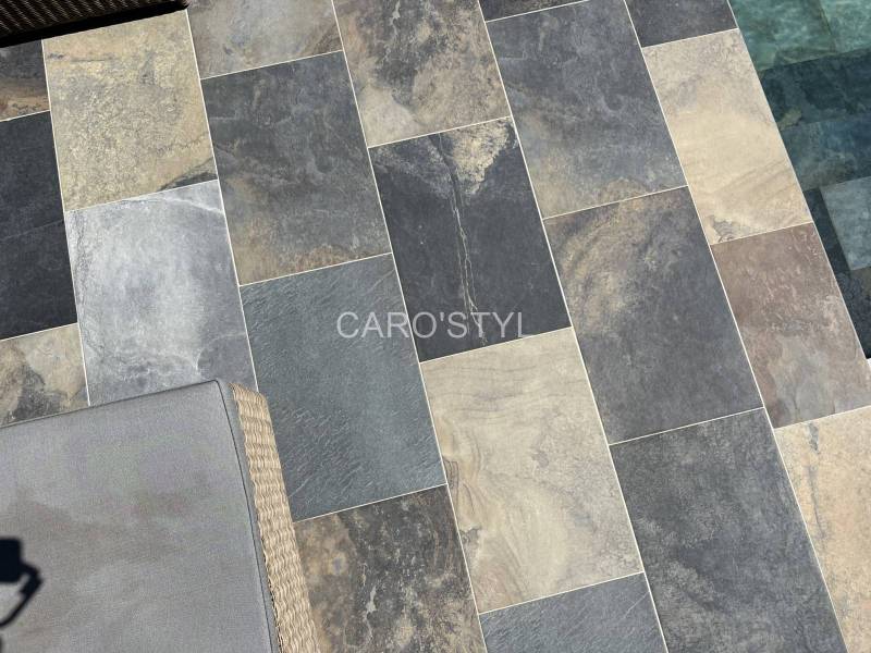 Zoom sur la texture sécurisante du carrelage Bali antidérapant, idéal pour sécuriser les abords de piscine tout en conservant un rendu naturel.