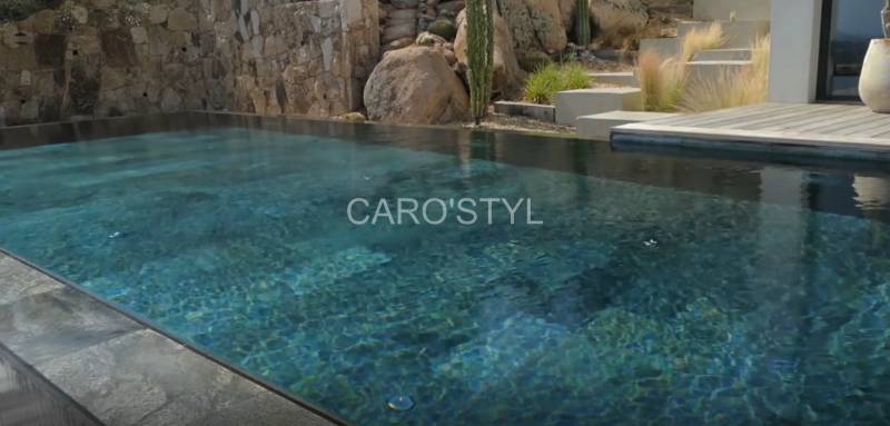 Des reflets irisés avec cette pierre Déoli Green pour piscine de luxe, vers Porto-Vecchio 20 Corse