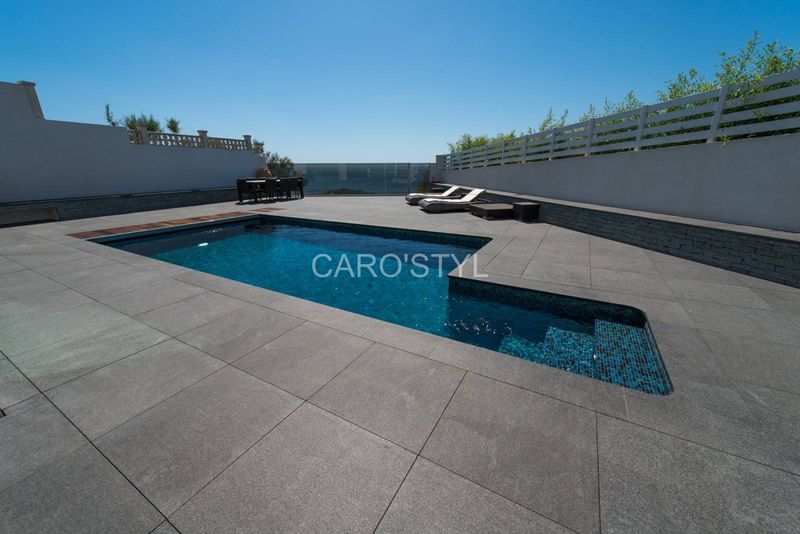 Terrasse de piscine en pierre naturelle volcanique noire, près de Toulon 83 Var