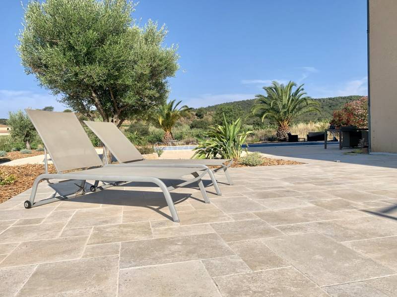 Carrelage beige imitation parfaite du travertin Pyrénées