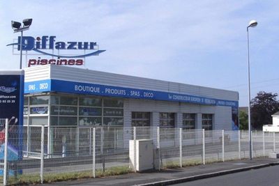 construction de piscine en forme libre, par les professionnels diffazur, compagnie des piscines du rhône, 69740 genas rhône